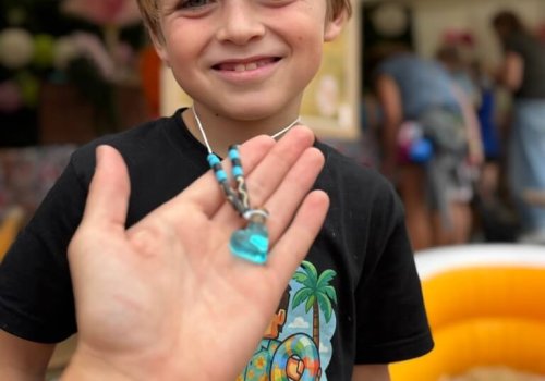 kind toont ketting met toverflesje workshop Hello Mojo Kortrijk creatieve workshop sieraden maken