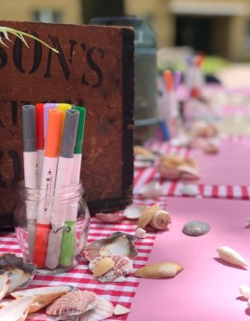 Schelpen En Speciale Stiften Klaar Voor Start Van Workshop Schelpen Inkleuren Hello Mojo In Kortrijk Met DIY Pakket Mogelijkheid