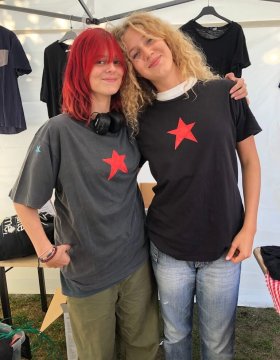 2 vriendinnen tonen t shirts workshop Hello Mojo Kortrijk creatieve workshop t shirt ontwerpen