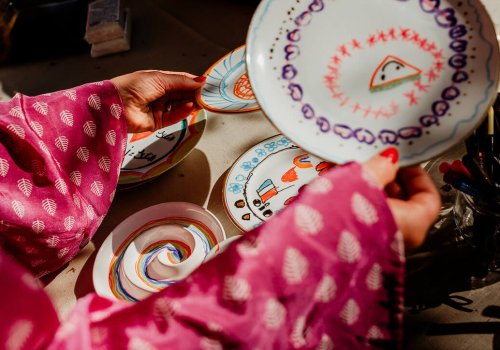 set beschilderd servies workshop Hello Mojo Kortrijk creatieve workshop servies inkleuren