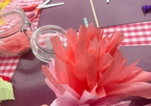 deelnemer maakt strandbloem workshop Hello Mojo Kortrijk creatieve workshop strandbloemen in actie
