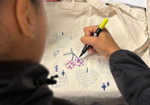 detail tekenen op tote bag workshop Hello Mojo creatieve tas ontwerpen close up