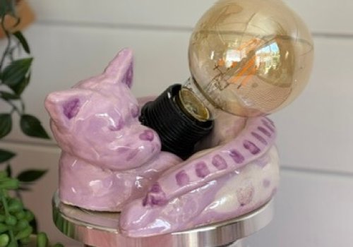 Deelnemers maken dierenlamp in keramiek workshop West-Vlaanderen