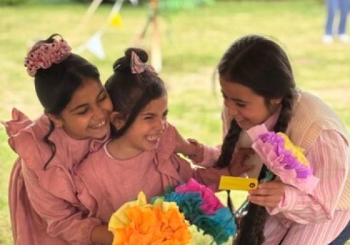 groep deelnemers met strandbloemen workshop Hello Mojo Kortrijk creatieve workshop op locatie
